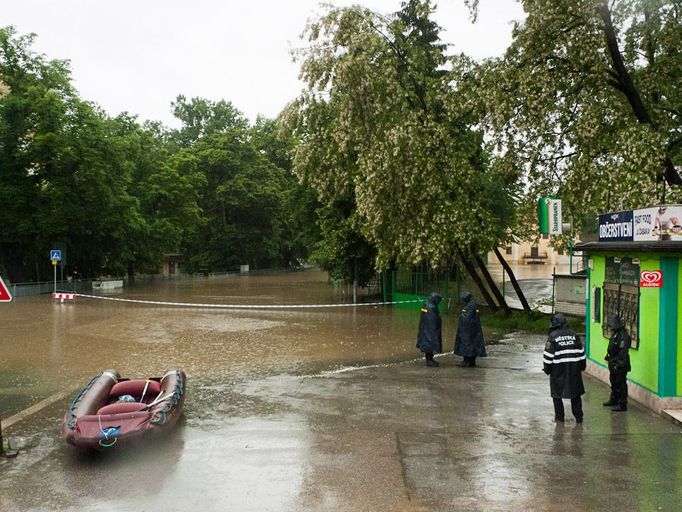 Zaplavená cesta U Českých loděnic. Policie tu patrolovala s připraveným nafukovacím člunem.