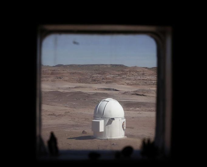 The Musk Observatory is seen from the working and living quarters at the Mars Desert Research Station (MDRS) outside Hanksville in the Utah desert March 2, 2013. The MDRS aims to investigate the feasibility of a human exploration of Mars and uses the Utah desert's Mars-like terrain to simulate working conditions on the red planet. Scientists, students and enthusiasts work together developing field tactics and studying the terrain. All outdoor exploration is done wearing simulated spacesuits and carrying air supply packs and crews live together in a small communication base with limited amounts of electricity, food, oxygen and water. Everything needed to survive must be produced, fixed and replaced on site. Picture taken March 2, 2013. REUTERS/Jim Urquhart (UNITED STATES - Tags: SCIENCE TECHNOLOGY SOCIETY ENVIRONMENT) ATTENTION EDITORS: PICTURE 26 OF 31 FOR PACKAGE 'MARS IN THE DESERT' SEARCH 'JIM MARS' FOR ALL IMAGES Published: Bře. 11, 2013, 2:07 odp.