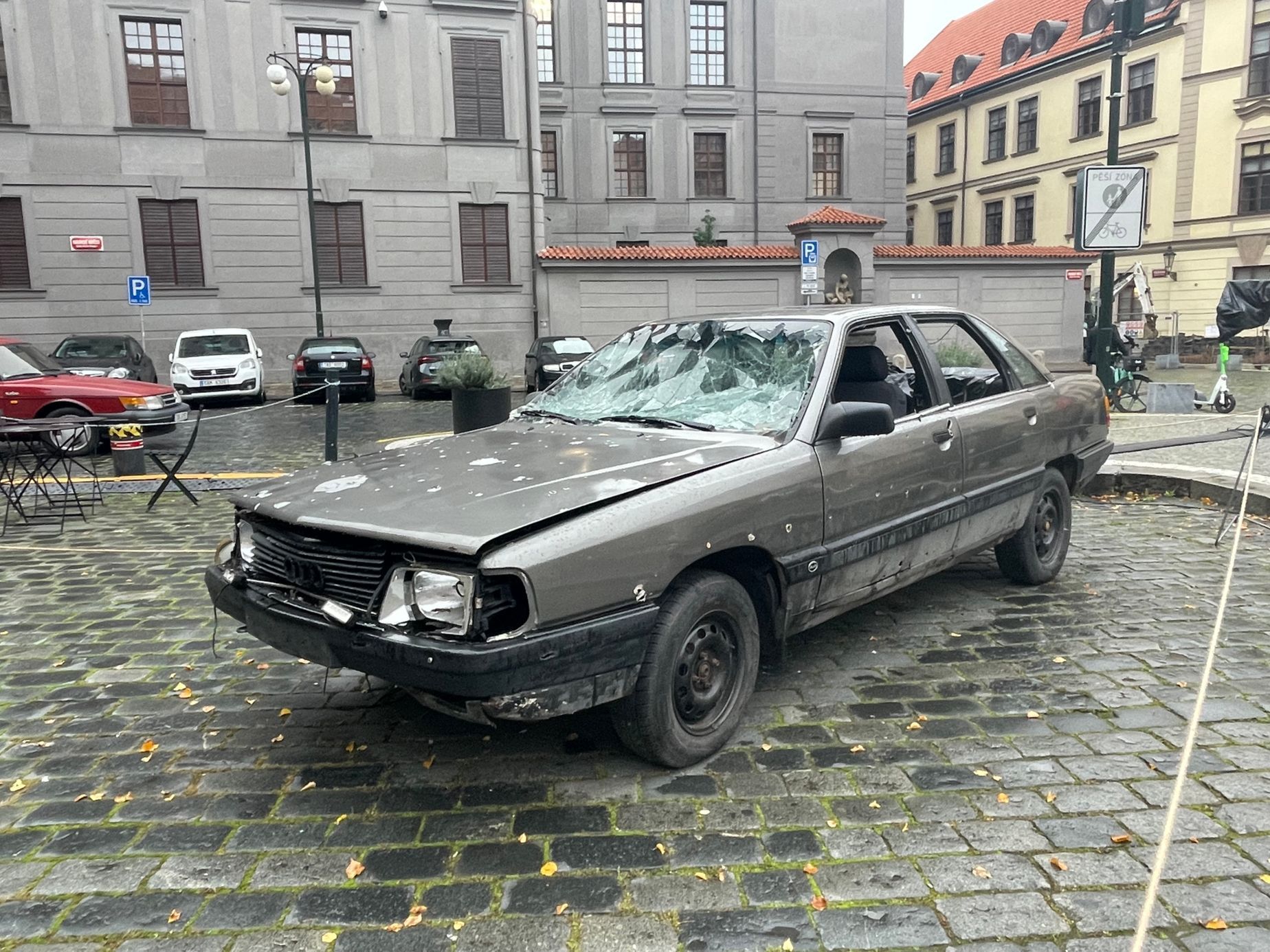 Ohořelé vraky z Ukrajiny instalace Signal Velčovský