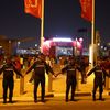 Policisté brání lidem ve stupu na fanouškovský festival během zápasu MS 2022 Katar - Ekvádor