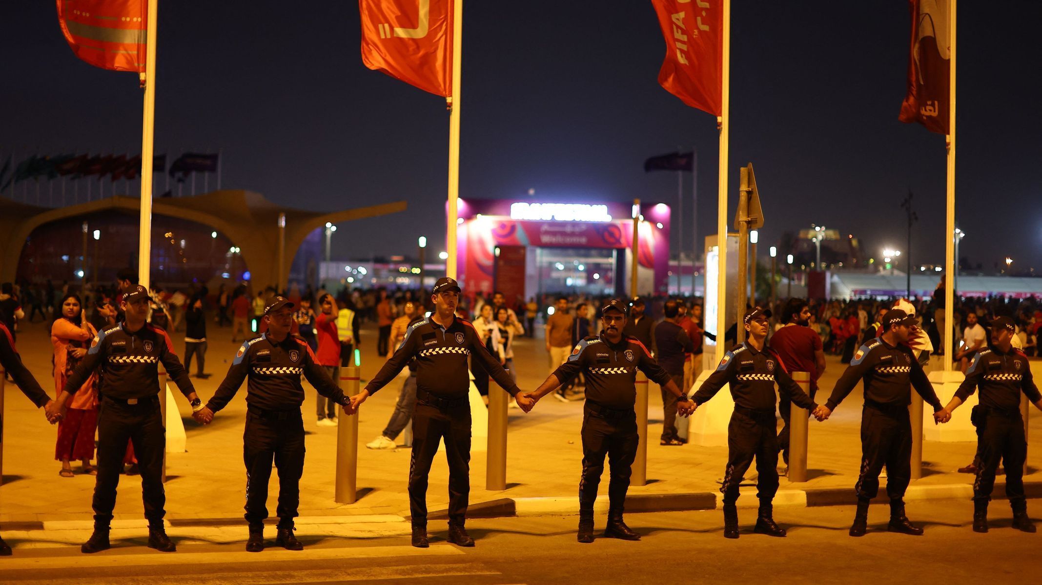 Policisté brání lidem ve stupu na fanouškovský festival během zápasu MS 2022 Katar - Ekvádor