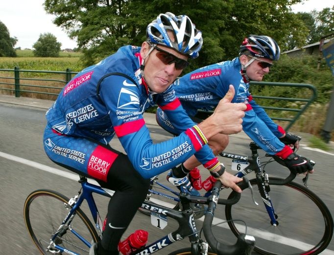 Americký cyklista Lance Armstrong (vlevo) a Floyd Landis jedou trénink z Luzu do Ardidenu v roce 2003.