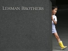 Chlapec před sídlem pobočky Lehman Brothers v Tokiu.