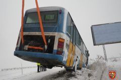 R48 na Český Těšín stojí, autobus narazil do dodávky