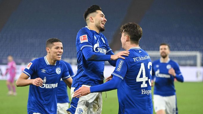 15. kolo bundesligy 2020/21, Schalke - Hoffenheim: Domácí Matthew Hoppe (43) zkompletoval hattrick a slaví se spoluhráči.