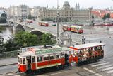 Třináct vozů od muzejních po současné vyrazilo do ulic Prahy v nevídané koloně.