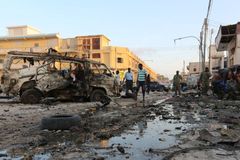 Výbuchy dvou náloží ukrytých v autě zabily v Somálsku čtyři lidi