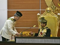 Slavnostní zahájení schůze nového parlamentu - premiér Abdullah Ahmad Badawi (vlevo) předává králi Mizanu Zainalovi Abidinovi zlatou knihu se zahajovacím projevem