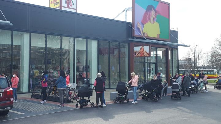 Češi nadšeně vyrazili do otevřených obchodů. Mnohde čekali fronty, limity platí dál; Zdroj foto: Economia