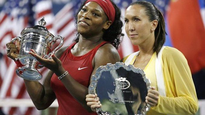 Serena Williamsová a Jelena Jankovičová s trofejemi pro vítězku a poraženou finalistku US Open.
