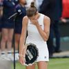 Karolína Plíšková s trofejí poraženou finalistku Wimbledonu 2021