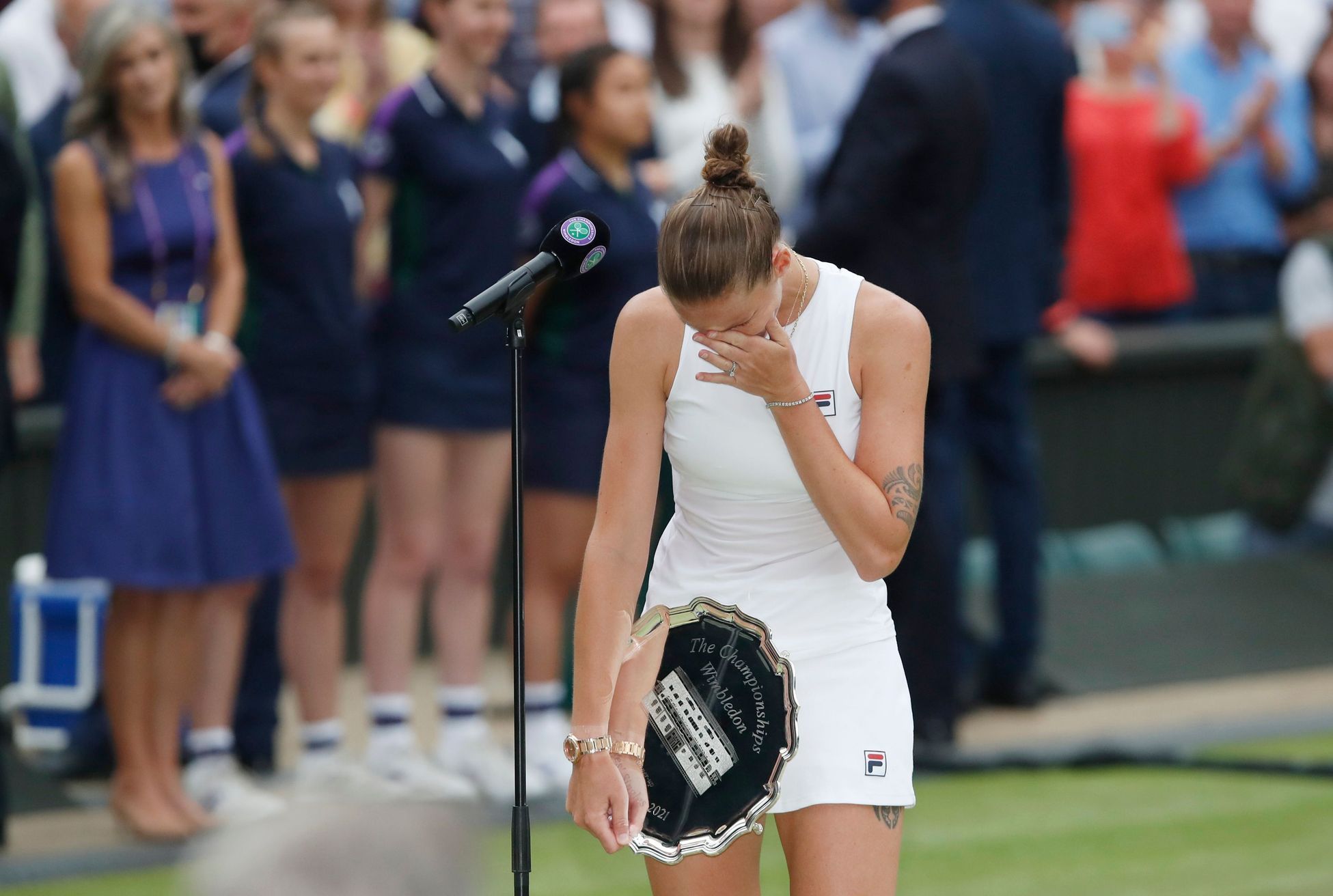 Karolína Plíšková s trofejí poraženou finalistku Wimbledonu 2021