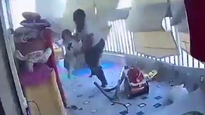 Reakce, která dojímá i fascinuje. Lidé tleskají odvaze pokojské z Bejrútu