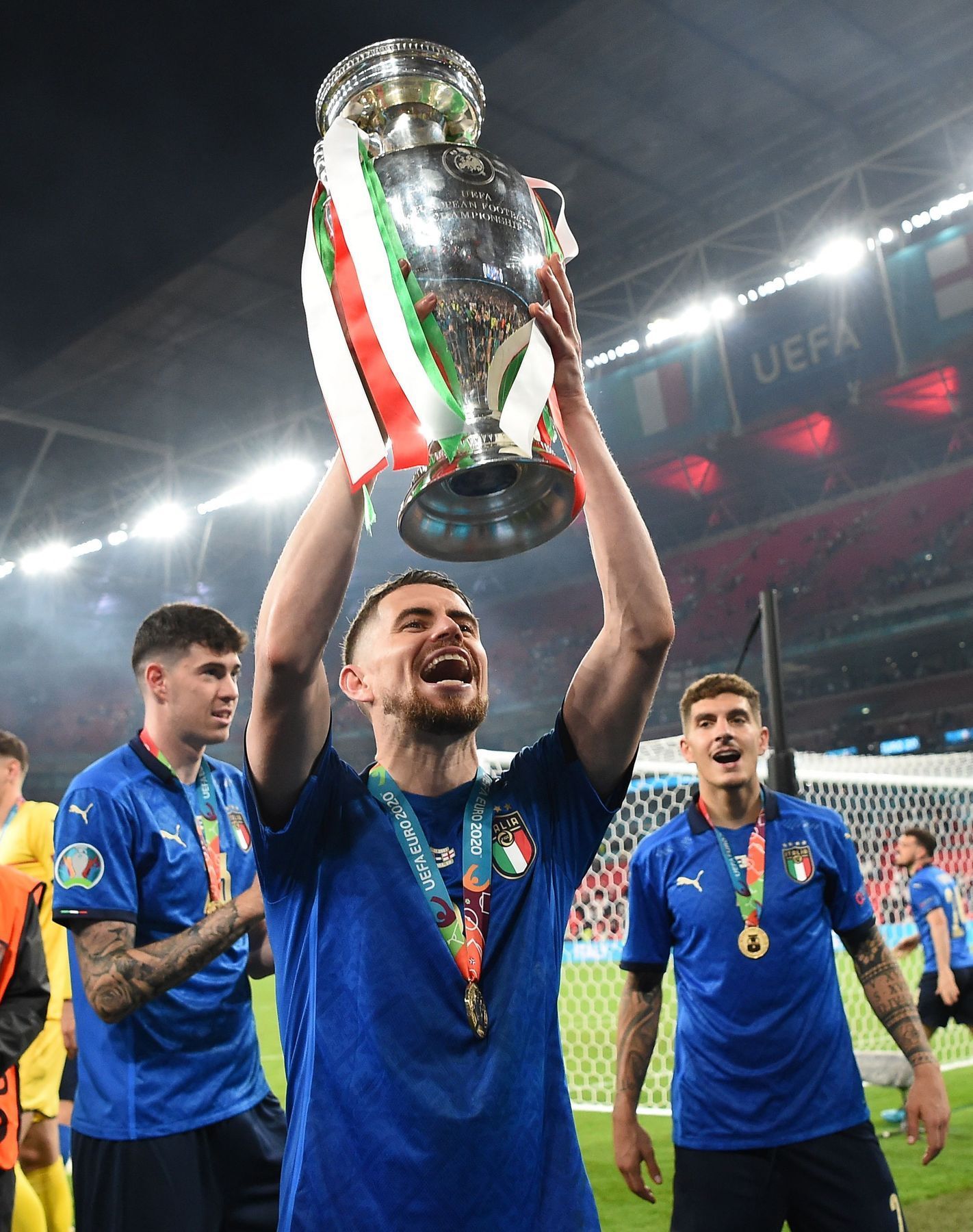 fotbal, ME 2020, Euro, finále, Itálie - Anglie, Jorginho s trofejí pro vítěze