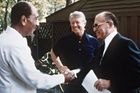 Jednání mezi Izraelem a Egyptem byla složitá, plná nedůvěry a vzájemného obviňování. Ale pod patronací amerického prezidenta Jimmyho Cartera se podařilo historickou dohodu uzavřít v letním sídle prezidentů USA v Camp Davidu 26. března 1979. Izrael prolomil diplomatické obklíčení a Egypt dostal zpět Sinaj. Sadat však za dohodu zaplatil svým životem, v roce 1981 jej zastřelil na vojenské přehlídce odpůrce míru s Izraelem.