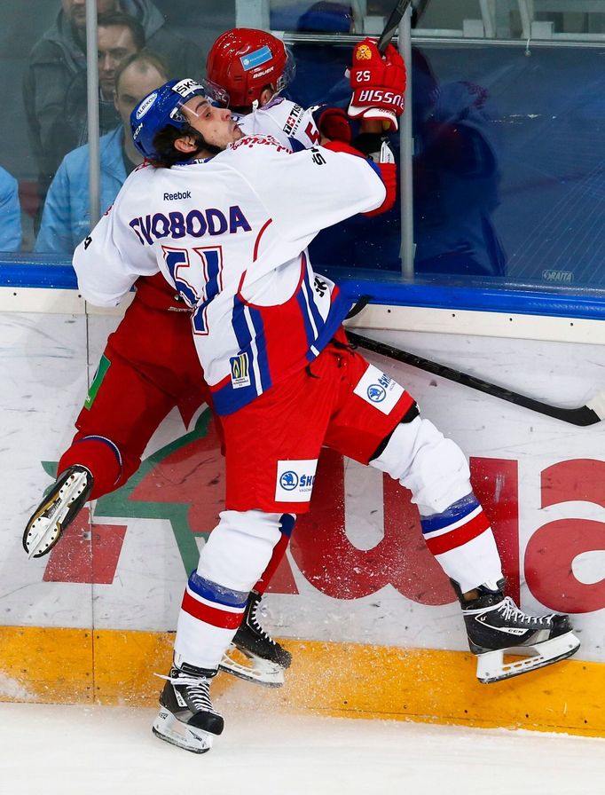 Útočník Jakub Svoboda v tvrdém souboji s Rusem Sergejem Širokovem.