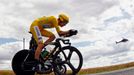 Britský cyklista Bradley Wiggins si jede pro vítězství během 19. etapy Tour de France 2012.