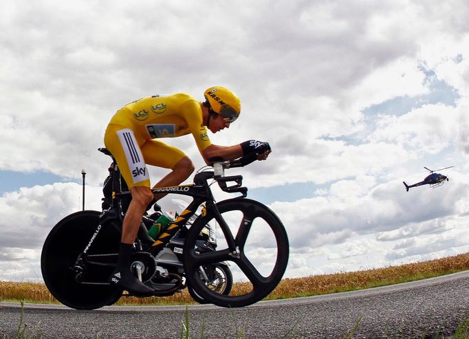 Britský cyklista Bradley Wiggins si jede pro vítězství během 19. etapy Tour de France 2012.