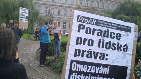 Demonstrace proti Romanu Jochovi