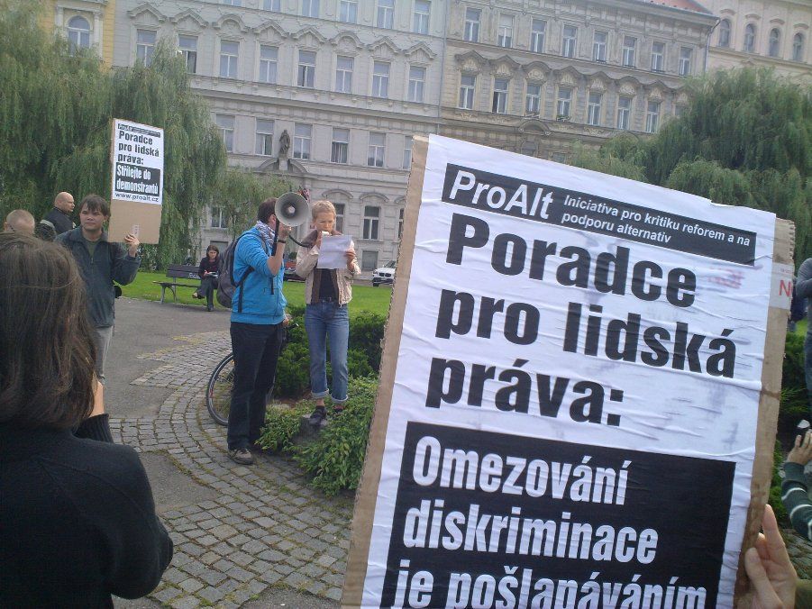 Demonstrace proti Romanu Jochovi