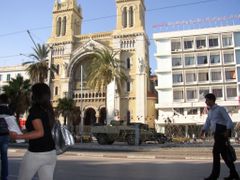 Dráty a obrněný transportér před katedrálou v centru Tunisu