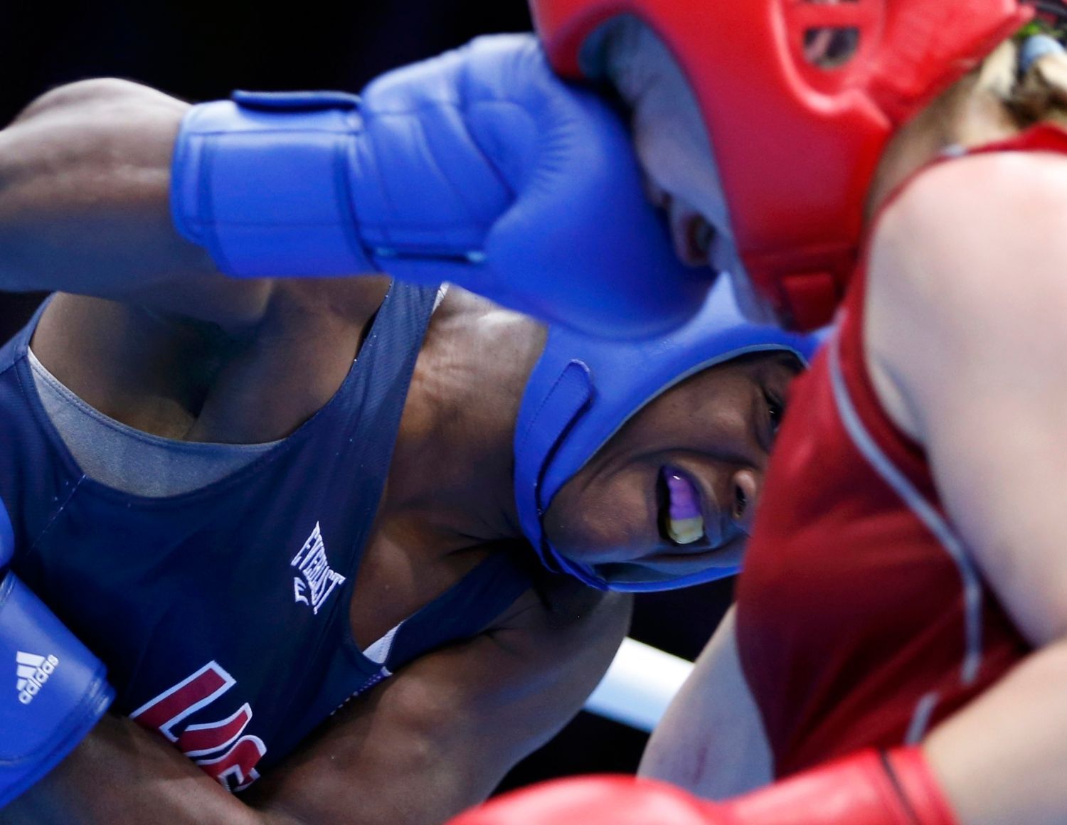 Americká boxerka Claressa Shieldsová (v modrém) soupeří s Kazaškou Marinou Volnovovou v kategorii do 75 kg na OH 2012 v Londýně.
