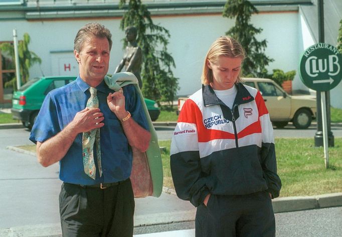 Tenistka Jana Novotná s Janem Kodešem před turnajem FED Cup v roce 1995.