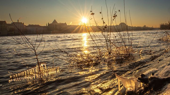 Pátek v Česku bude slunečný. Srážky ustaly jen nakrátko, znovu hrozí náledí