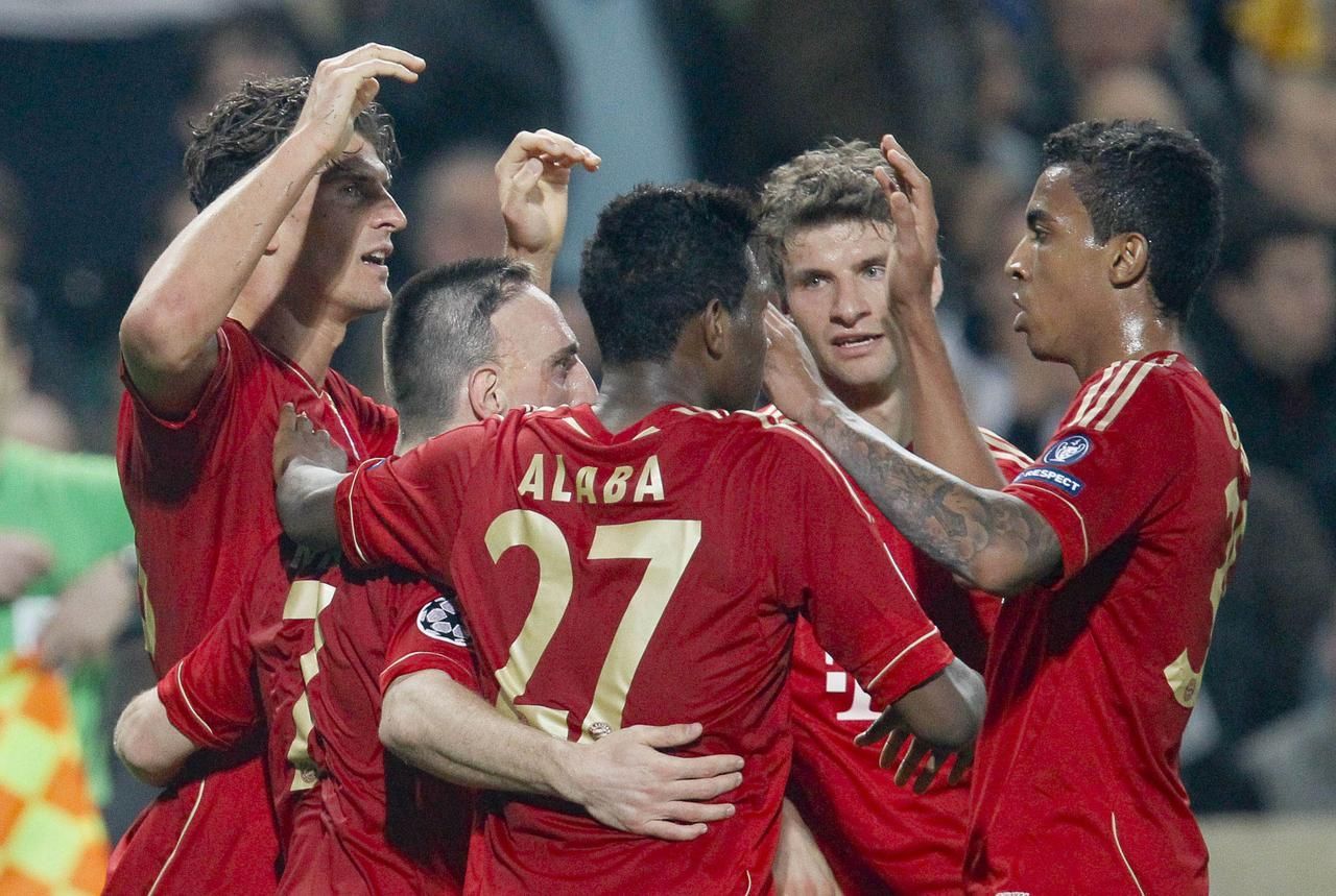 Mario Gomez a Bayern se radují z branky v Marseille