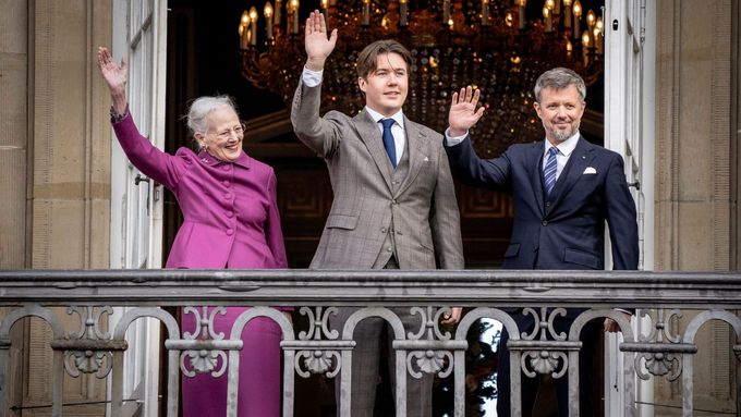 Tři generace dánské královské rodiny. Královna Margrethe II. s vnukem Christianem a synem Frederikem.