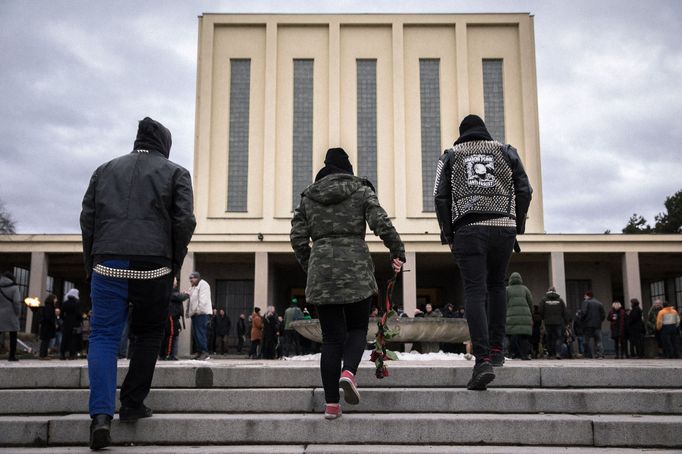 Lidé se 31. 1. 2023 loučí se zpěvákem a kytaristou punkrockové skupiny Plexis Petrem Hoškem.