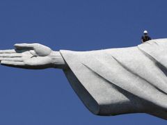 Brazilští dělníci opravují sochu Krista, kterou poškodil blesk.