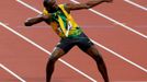 Jamajský sprinter Usain Bolt slaví vítězství ve sprintu na 200 metrů na OH 2012 v Londýně.