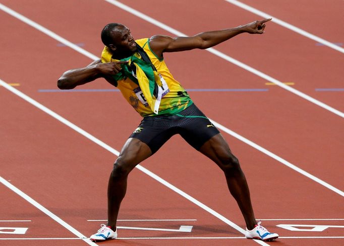 Jamajský sprinter Usain Bolt slaví vítězství ve sprintu na 200 metrů na OH 2012 v Londýně.