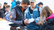 Před slavnostním startem byl čas na podpisy. Zde rozdává autogram český pilot Filip Kohn, který bojuje v kategorii WRC3.