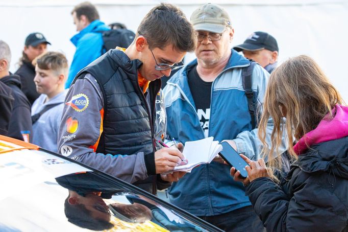 Start Středoevropská rallye na Hradčanském náměstí v Praze.