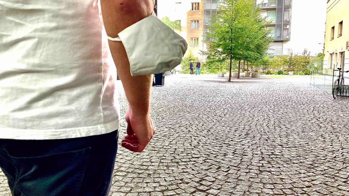 Jak přenášet roušku? Na paži je to lepší než na ústech, vydrží déle, říká vědec