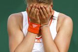 Dinara Safinová schovává hlavu v dlaních po jednom ze sporných míčků ve třetím kole Wimbledonu proti Shahar Peerové.