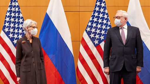 Představitelé USA (Wendy Shermanová) a Ruska (Sergej Rjabkov) při jednání NATO v Ženevě.