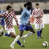 Nizozemský záložník Mario Melchiot uniká s míčem před Chorvatem Niko Krančjarem.