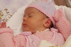 Žena porodila dítě na kruhovém objezdu v Třinci
