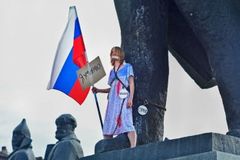 "Rusko umírá," křičela mladá demonstrantka v Novosibirsku a přikovala se k soše Lenina