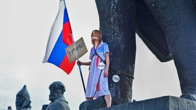 Mladá Ruska, protestující v Novosibirsku.