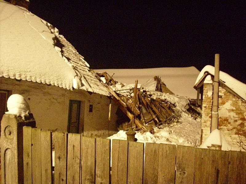 Pod tíhou sněhu se zřítila střecha domu v Převýšově
