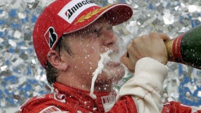 Takhle slavil Kimi Räikkönen loňský titul ve formuli jedna. Zopakuje si oslavy i letos?