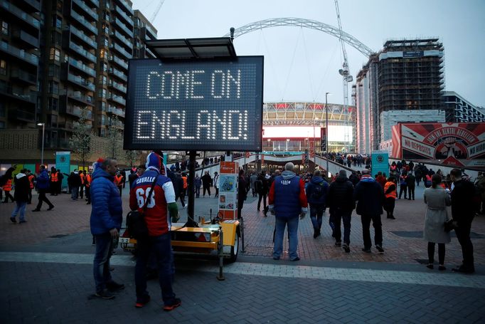 Fanoušci před stadionem Wembley před zápasem kvalifikace ME 2020 Anglie - Česko.