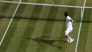 Berdych hrál ve Wimbledonu čtvrtý den v řadě a den po dokončení pětisetové výhry nad krajanem Jiřím Veselým.