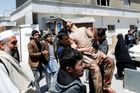 V Kábulu se odpálil útočník před volební budovou. Zabil přes padesát lidí, dalších sto je zraněných