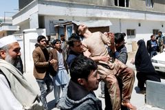 V Kábulu se odpálil útočník před volební budovou. Zabil přes padesát lidí, dalších sto je zraněných