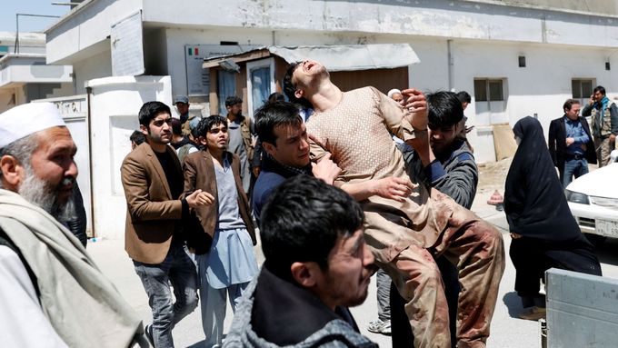 Při útoku dvojice sebevražedných atentátníků v Kábulu zemřely více než dvě desítky lidí